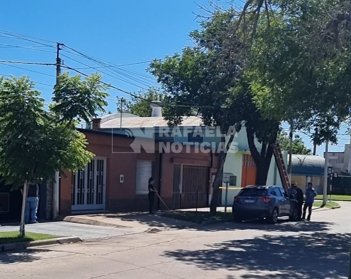 Personal de la EPE y polic&iacute;as, despejando la zona tras el accidente fatal.