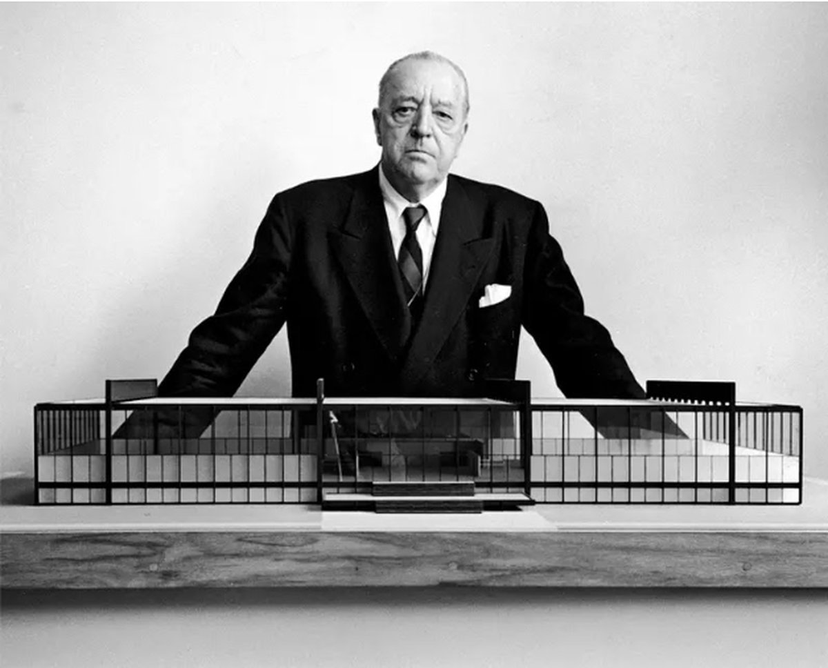 Ludwig Mies van der Rohe, el art&iacute;fice la de frase "menos es m&aacute;s" que tanto influy&oacute; en la&nbsp;arquitectura moderna del siglo XX, posando junto a su maqueta del Crown Hall de Chicago