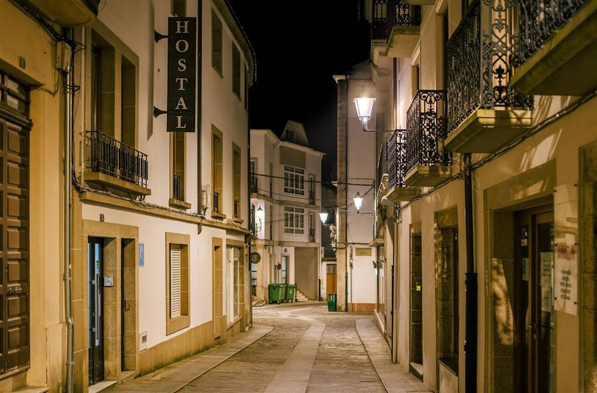 El alumbrado e iluminaci&oacute;n de estilo cl&aacute;sico Villa XLA ofrece un alumbrado uniforme y sin deslumbramiento y respeta la esencia de las calles del casco hist&oacute;rico.